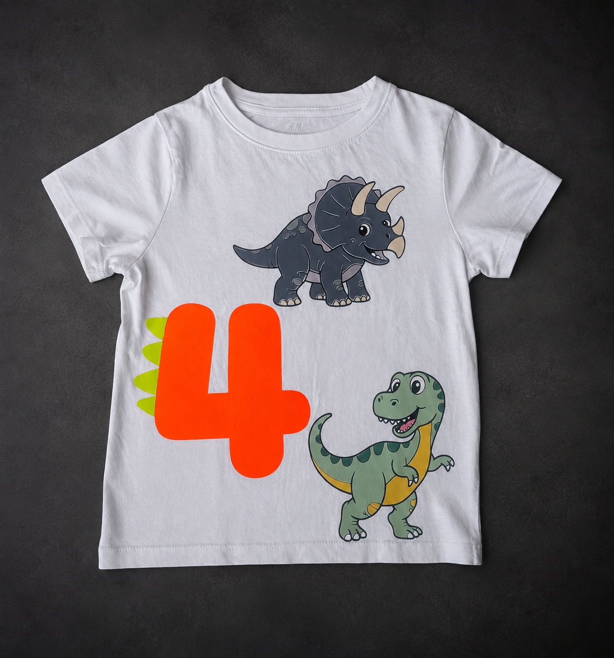 4ter Geburtstag mit einer großen 4 und Dinos auf dem Shirt